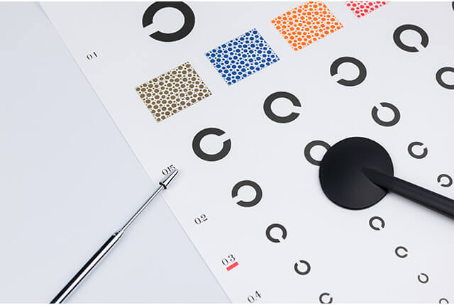 ランドルト環と、手前に置かれた指示棒および遮眼子