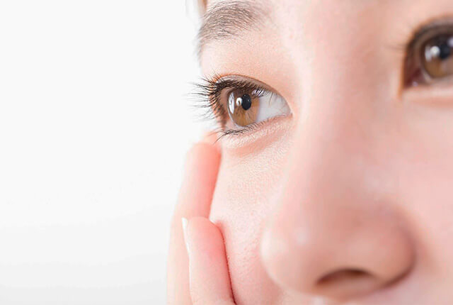 上を見つめる女性の目元のアップ