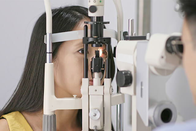 目の検査を受ける女性